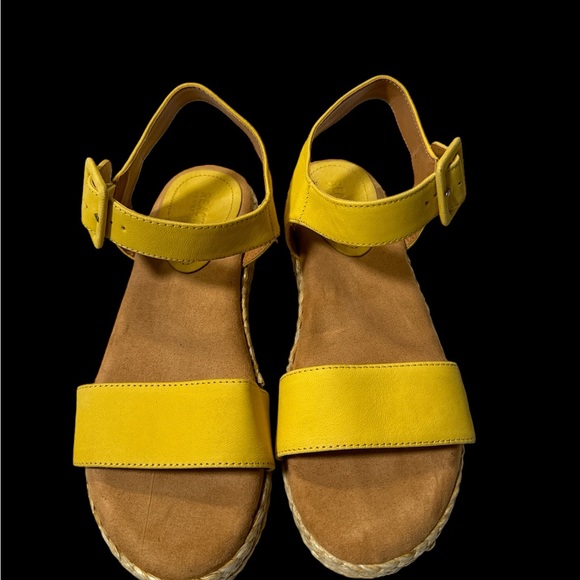 ♥️  Yellow Calmwater Sandals Kenneth Cole Reaction Size 8 - Picture 2 of 7